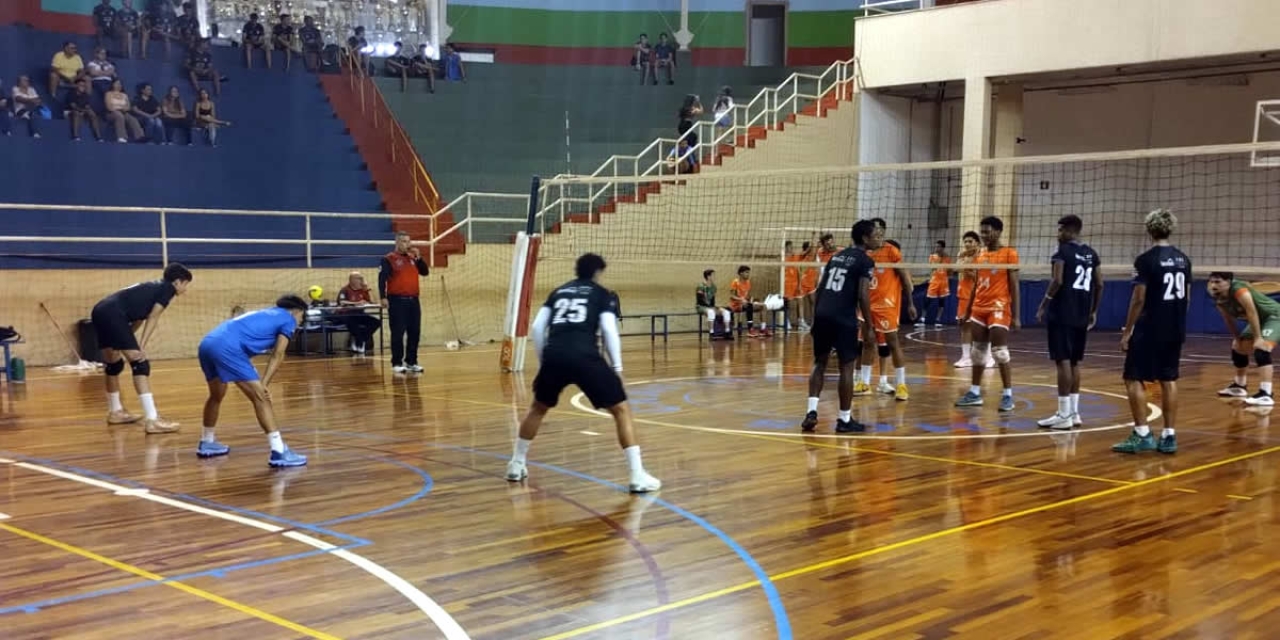 Equipe Infantojuvenil de Voleibol Infantojuvenil de Bebedouro conquista vitória sobre Cravinhos