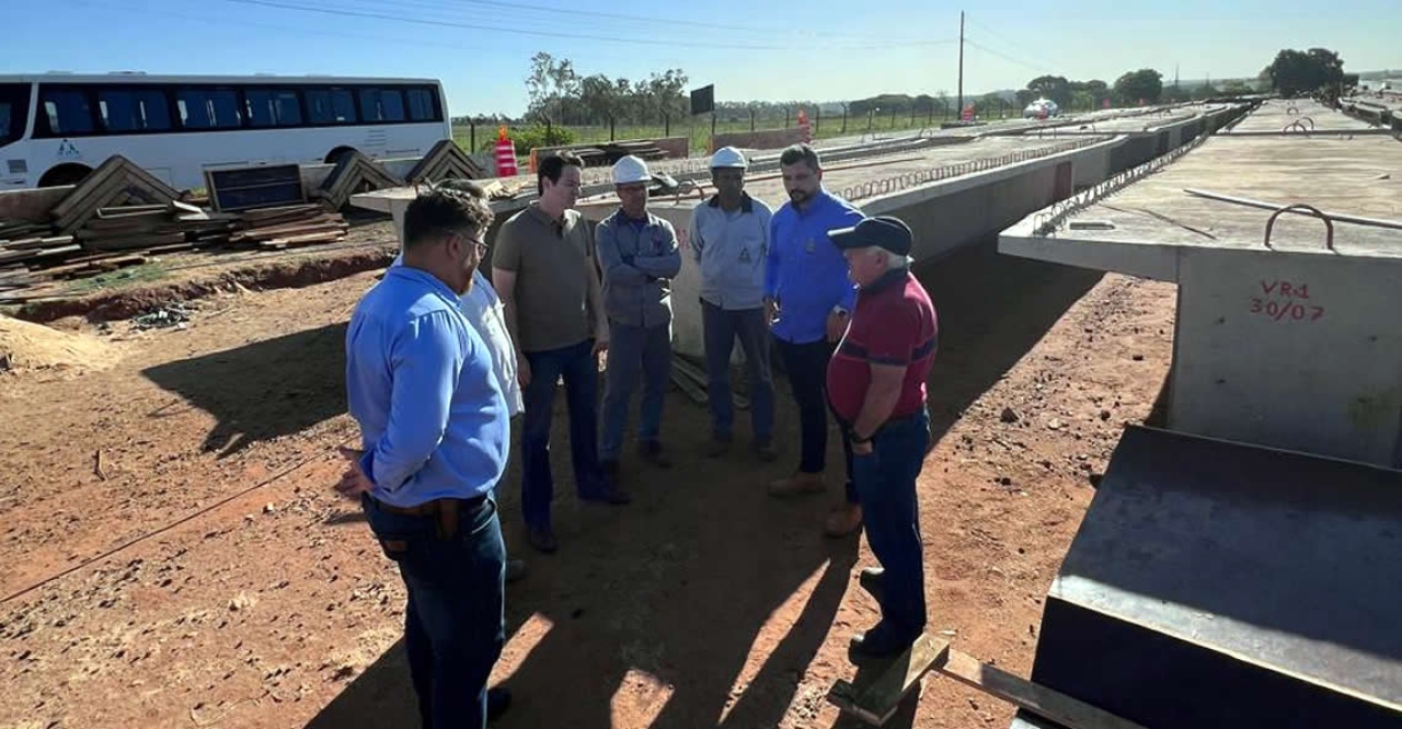 Prefeito acompanha andamento das obras do viaduto da Avenida Raul Furquim