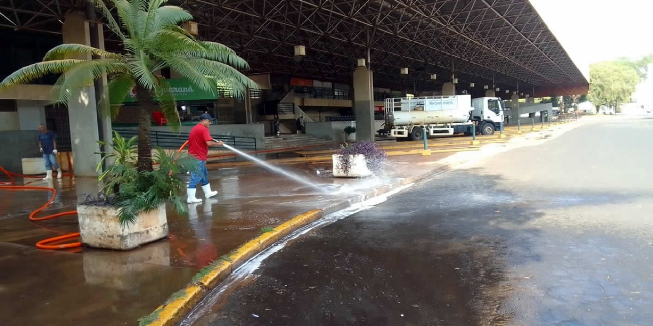 Rodoviária Municipal recebe limpeza com água de reuso