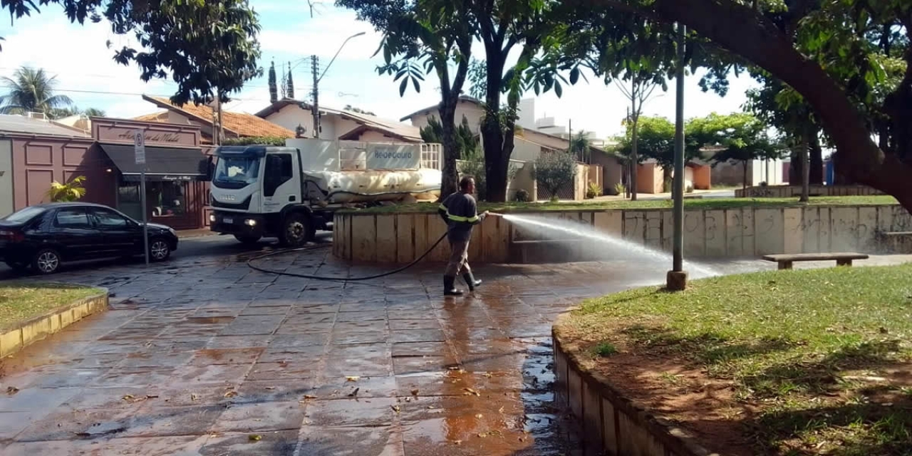 Garagem Municipal realiza limpeza e manutenção na praça do jardim Casagrande