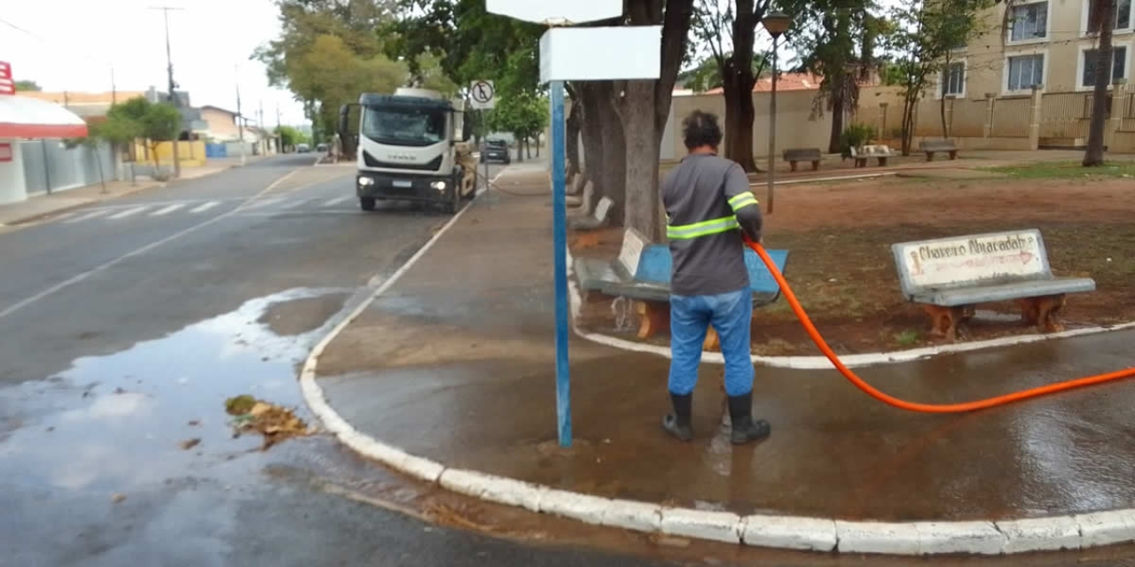 Garagem Municipal realiza limpeza da Praça Santo Antônio