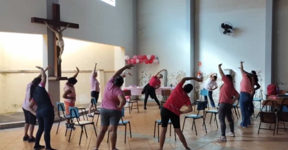 Modalidade de Pilates marca Outubro Rosa na unidade de saúde dos Três Marias