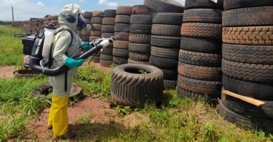 Prefeitura realiza ação contra dengue e aplica fumacê