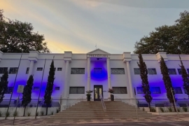 Prédio da prefeitura fica azul para lembrar da importância do Novembro Azul