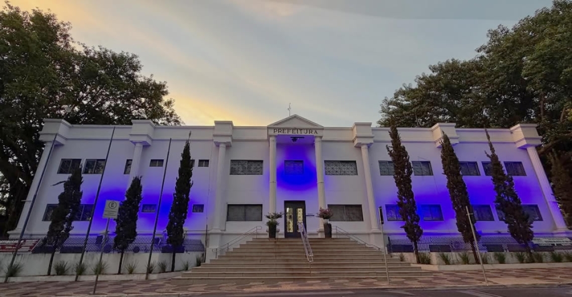 Prédio da prefeitura fica azul para lembrar da importância do Novembro Azul