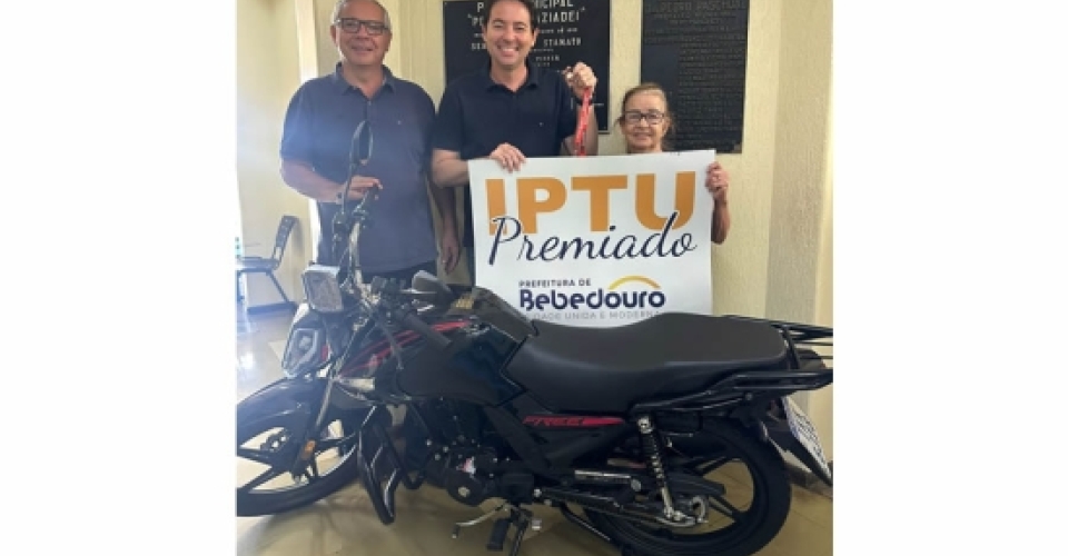 Ganhadora do "IPTU Premiado" recebe motocicleta 0 km