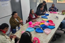 Voluntárias confeccionam toucas de lã com pacientes do CAPS