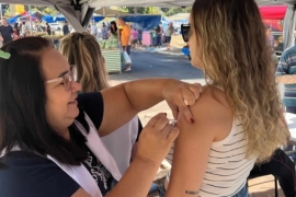 Secretaria de Saúde realiza Campanha de Vacinação Contra a Gripe no comércio local e na feira livre