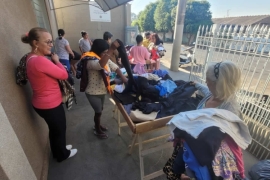 Fundo Social realiza entrega de agasalhos e cobertores no bairro Santa Terezinha
