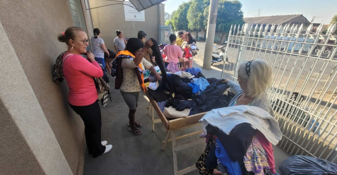 Fundo Social realiza entrega de agasalhos e cobertores no bairro Santa Terezinha